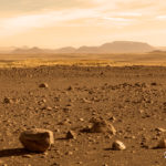Façonnées par le vent, les plaines des hauts plateaux présentent de fortes similitudes avec les paysages qu’on retrouve sur Mars. Avant que la planète rouge ne devienne un désert congelé inhospitalier (en moyenne -63°C) les scientifiques pensent qu’elle ressemblait beaucoup à l’Islande. C’est pourquoi la NASA a choisi les champs de lave islandais pour tester ses rovers martiens, notamment Curiosity, qui arpente Mars depuis plus de 10 ans. Sur cette photo, un filtre orange a été ajouté pour simuler l’ambiance martienne.