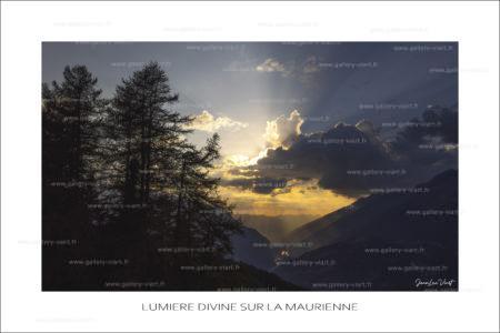 Alors que l’éclipse solaire du 12 août 2026 se cachait derrière les nuages, le ciel de Maurienne s’est soudain illuminé. Les rayons du soleil ont traversé les nuées pour envelopper les montagnes d’une lumière dorée presque irréelle. Un instant éphémère au cœur des Alpes de Savoie, capturé en photographie.